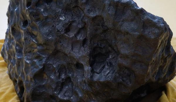 Going. | Unikalna kolekcja największych polskich meteorytów w galerii Muzeum Ziemi - Muzeum Ziemi Wydziału Nauk Geograficznych i Geologicznych UAM w Poznaniu