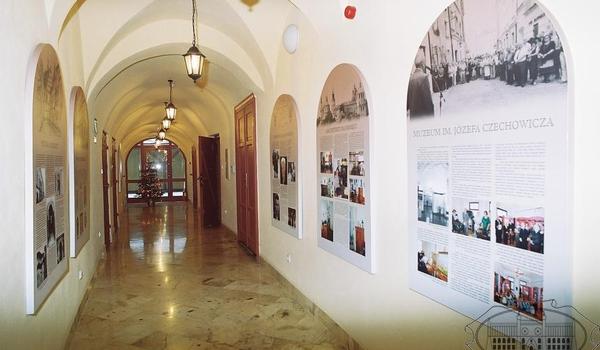 Going. | Wystawa "Odczytywanie Miejsca. Historia Kamienicy Przy Ulicy Złotej 3 I Dzieje Rodziny Riabininów" - Muzeum Lubelskie - Oddział Literacki im. Józefa Czechowicza