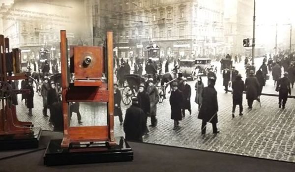 Going. | Poznaj Marjana Fuksa – oprowadzanie kuratorskie - Dom Spotkań z Historią